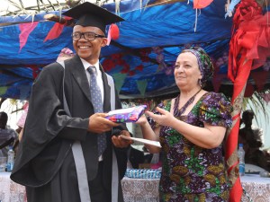 Entrega de los diplomas de la Graduación