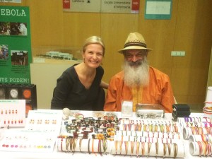 El Hno. Gernando y Ángela en un momento de la venta de pulseras
