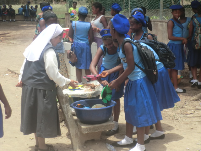 El día 14 de Abril se abrieron otra vez las escuelas en todo el país