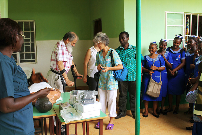 Entrega de material docente en la Escuela de Enfermería