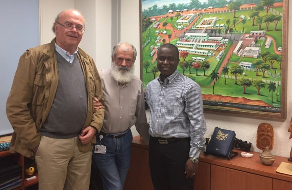 Ezequiel Pérez, administrador de Villa Reyes S.L, junto a los Hermanos de San Juan de Dios, Fernando Aguiló y Michael M. Koroma, este último gerente del hospital sierraleonés