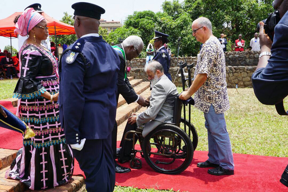 El Hno. Fernando condecorado como Officer of the Order del Rokel (Oficial de la Orden del Rokel)