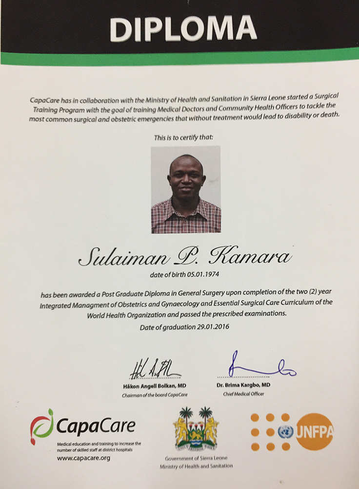 Graduación de Sulaiman P. Kamara.