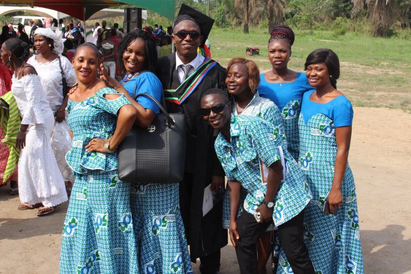 Los trabajadores del Hospital dando apoyo a su compañero recién graduado