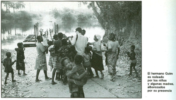 El hermano Quim es rodeado por los niños y algunas madres, alborozados por su presencia.