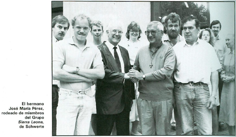 El Hno. José María Pérez, rodeado de miembros del Grupo Sierra Leona, de Schwerte