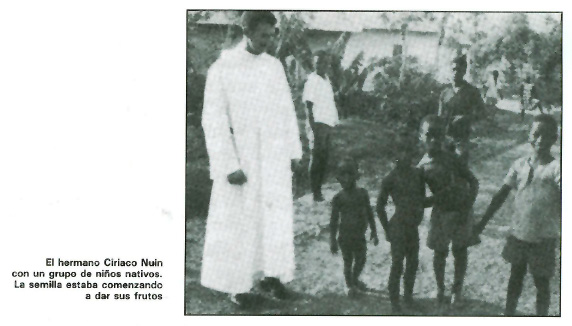 El Hno. Ciriaco Nuin con un grupo de niños nativos.