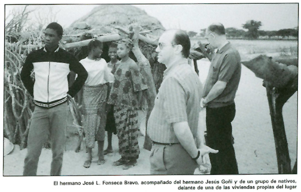El Hno. José Luis Fonseca acompañado del Hno. Jesús Goñi y un grupo de nativos
