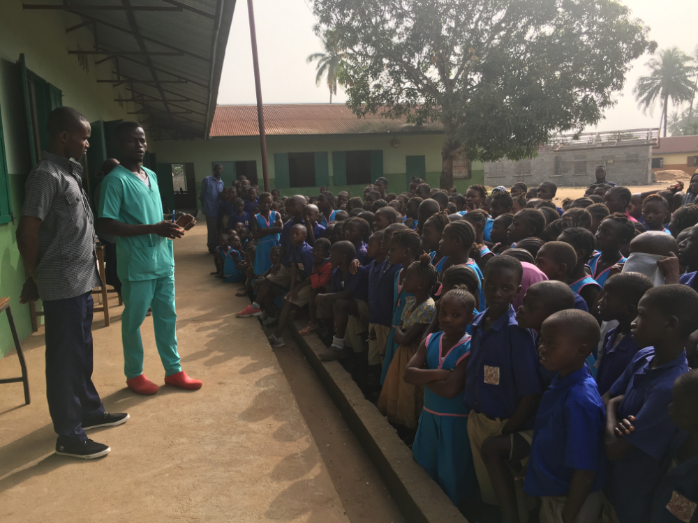 Charla de formación bucodental a niños y niñas de la zona