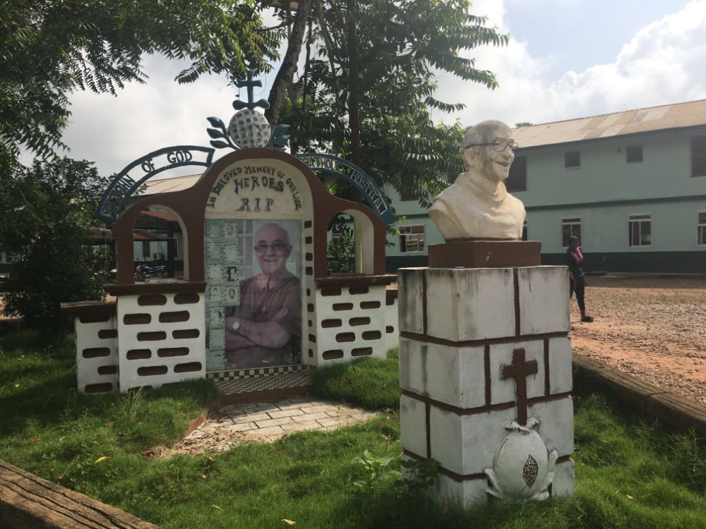 Monumento a los profesionales caídos en la epidemia del Ébola