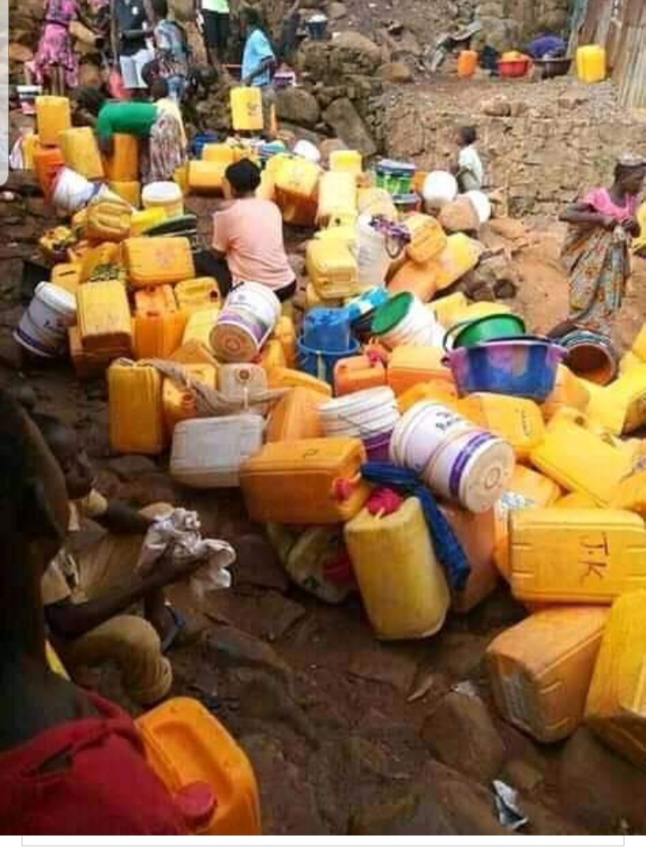 La población de Sierra Leona hace acopio de agua.