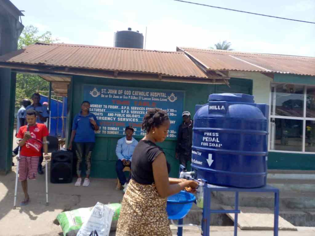 Preparativos en el Sanit John Catholic Hospital de Mabesseneh ante la posible escalada de la pandemia por Covid-19. Entrada al recinto del Hospital.