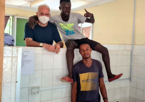 Está el Sr. Juan voluntario instalando el mueble y rayos X