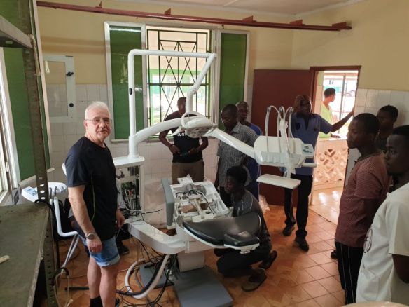 El Sr. Juan instalando el sillón dental, en marzo 2020