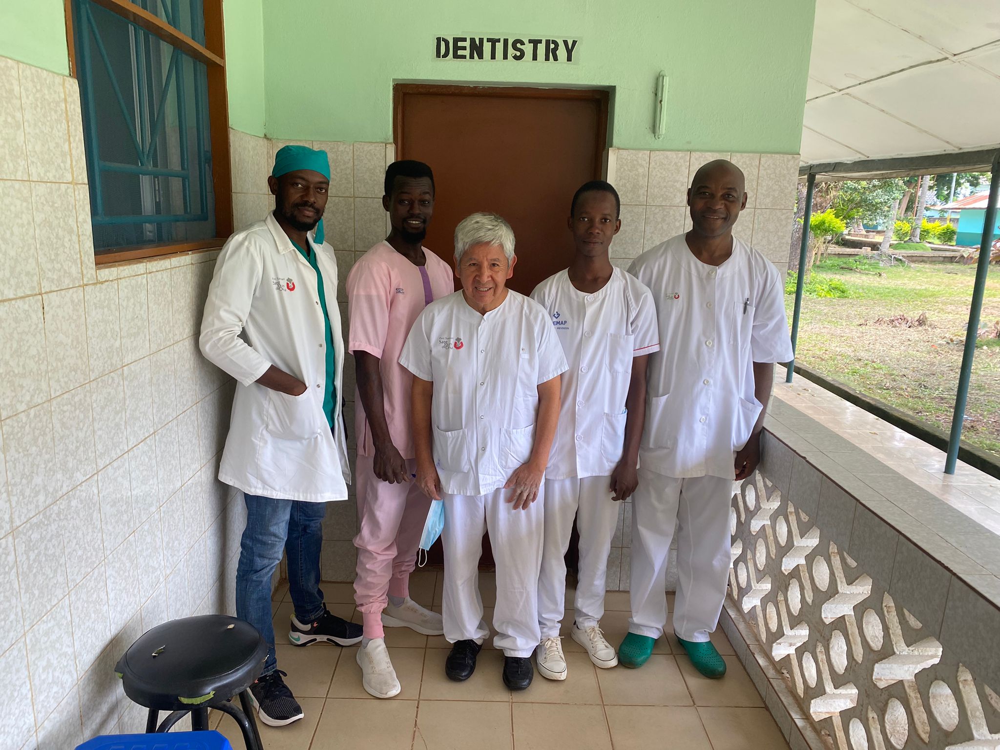 Dr. Anders, Hermano Michel Eke y los auxiliares Aruna y Alhasam junto con el Dr. Abel Cahuana
