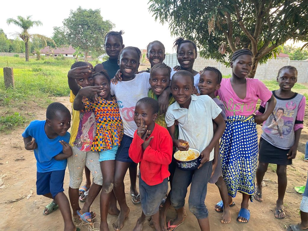 Niños de los poblados cercanos al hospital de Mabesseneh