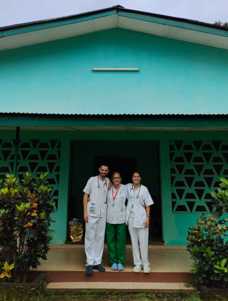 Gerard Martínez y Raquel García con Vicky Fumadó en el edificio de los cooperantes