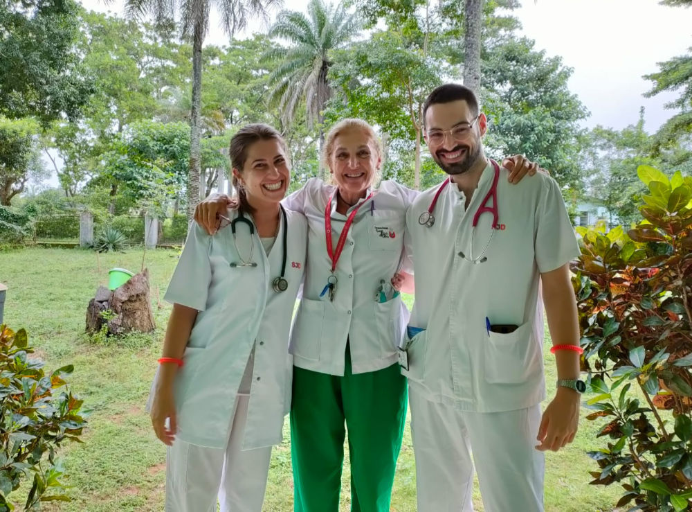 Gerard Martínez y Raquel García con Vicky Fumadó