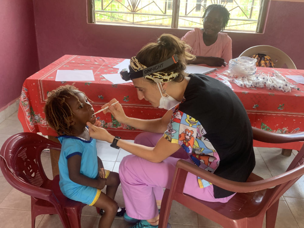 Revisión dental en la clínica.