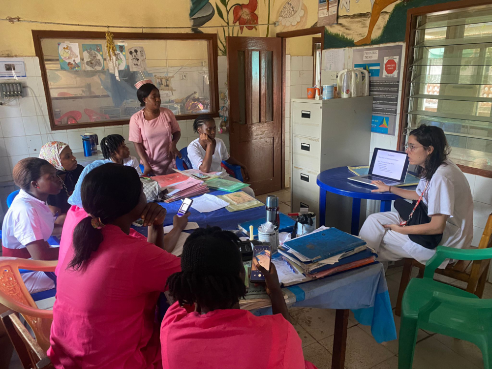 En la foto el personal atendiendo a las charlas de reanimación